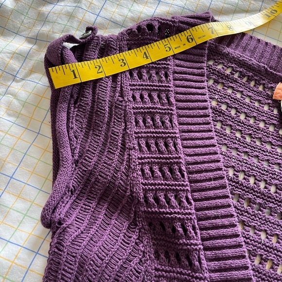 Mudd Knit/Crotchet Short 1/4” Sleeve V-neck Top - Picture 6 of 9